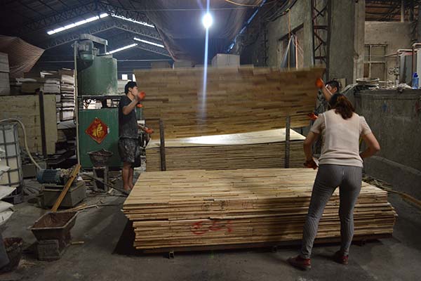 好色先生视频板材塗膠現場